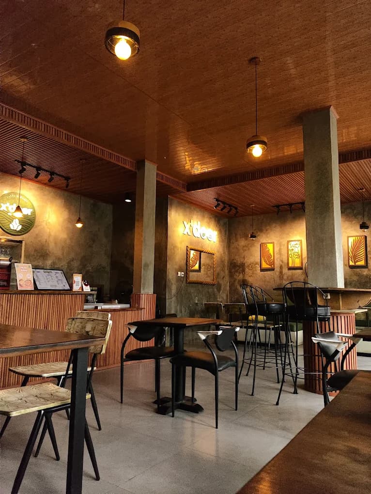 Suasana dalam X-Door Cafe